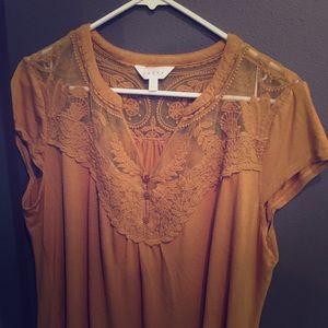 Shortsleeve top with lacy detail
